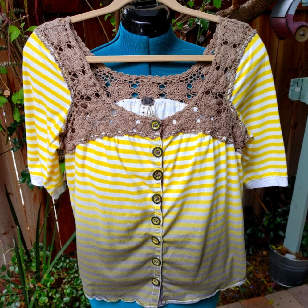 🌻FREE PEOPLE striped macrame hombre button up top